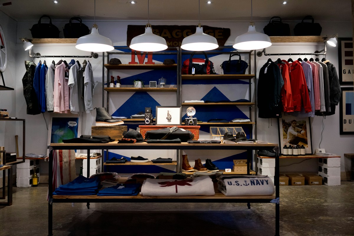Een verzorgde winkel met een lichte, open inrichting